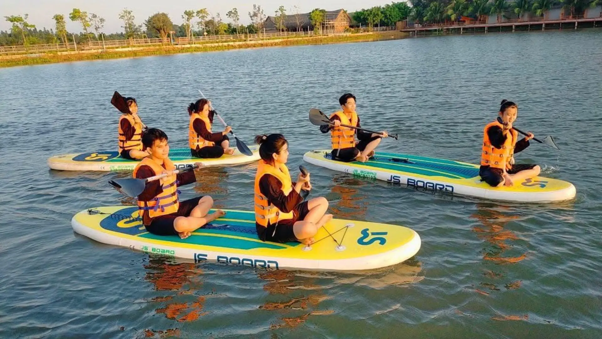 Khách du lịch chèo SUP tại Sala Cồn Sơn