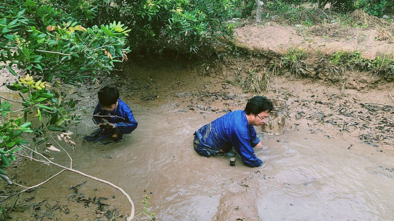 Du khách tham gia thử thách tát mương bắt cá