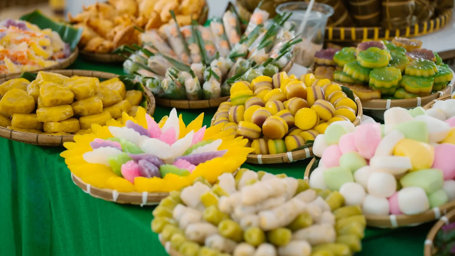 gian hàng bánh miền Tây tại lễ hội sông nước