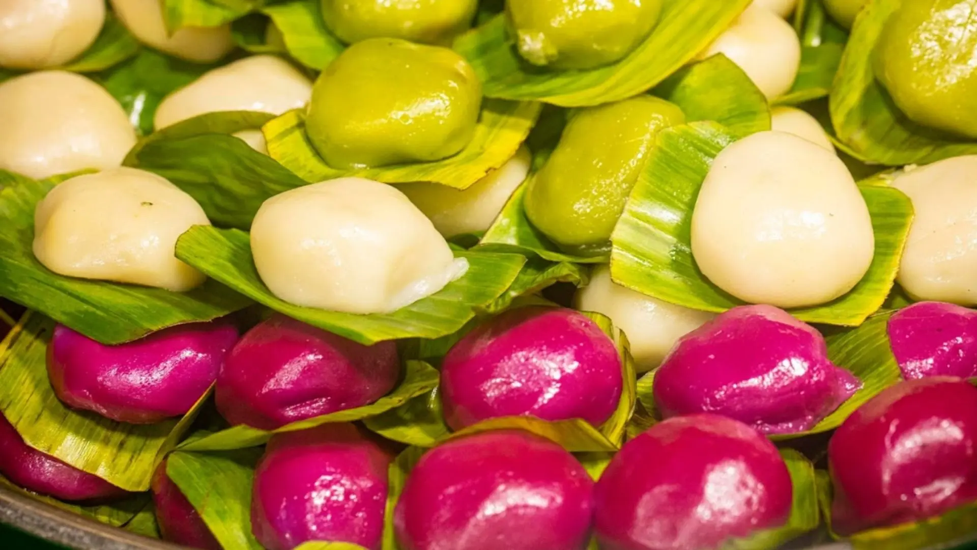 Bánh ít ngũ sắc chờ khách tham quan thưởng thức