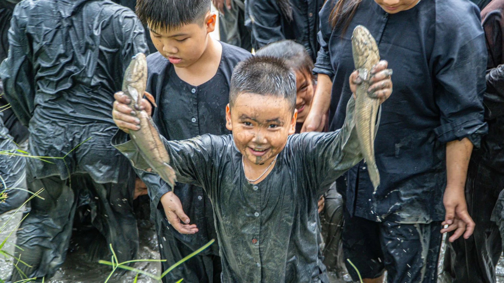 Thành viên bắt được cá trong hoạt động team building Cồn Sơn
