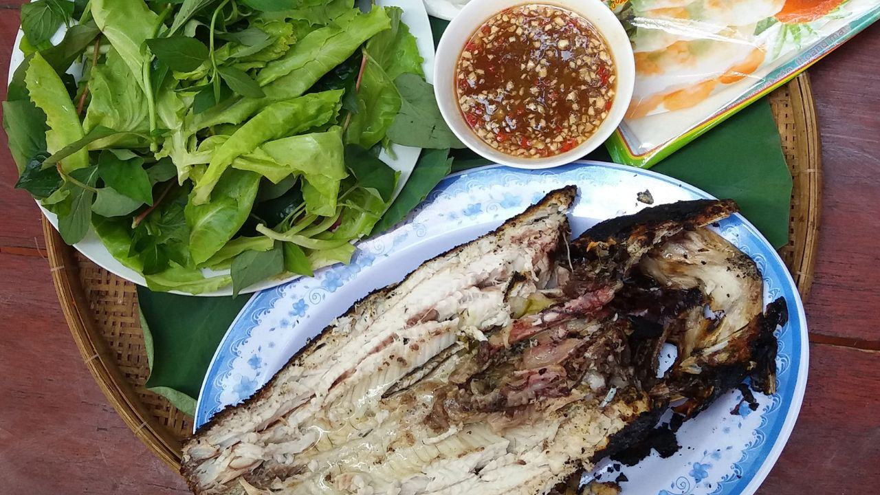 cá lóc nướng trui cuốn bánh tráng