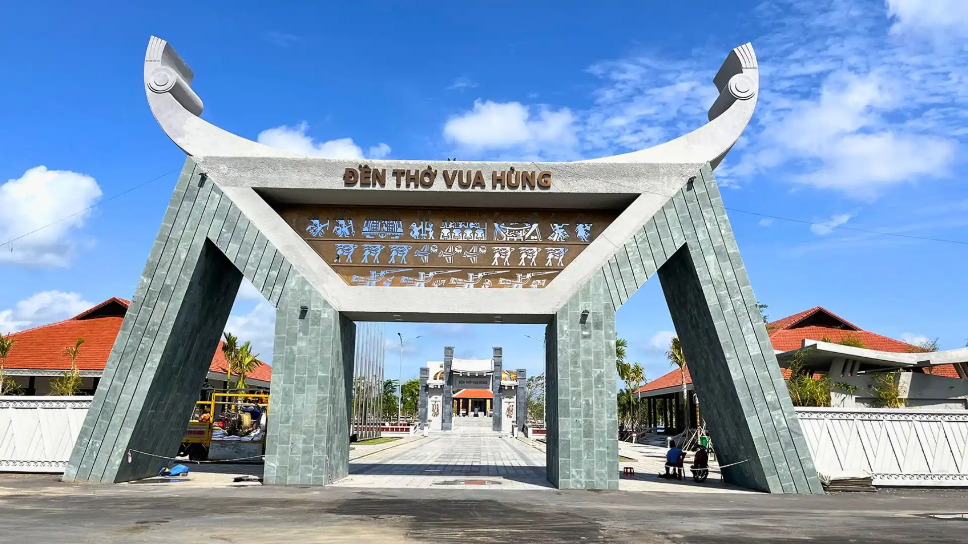 cổng chính vào đền thờ vua hùng cần thơ