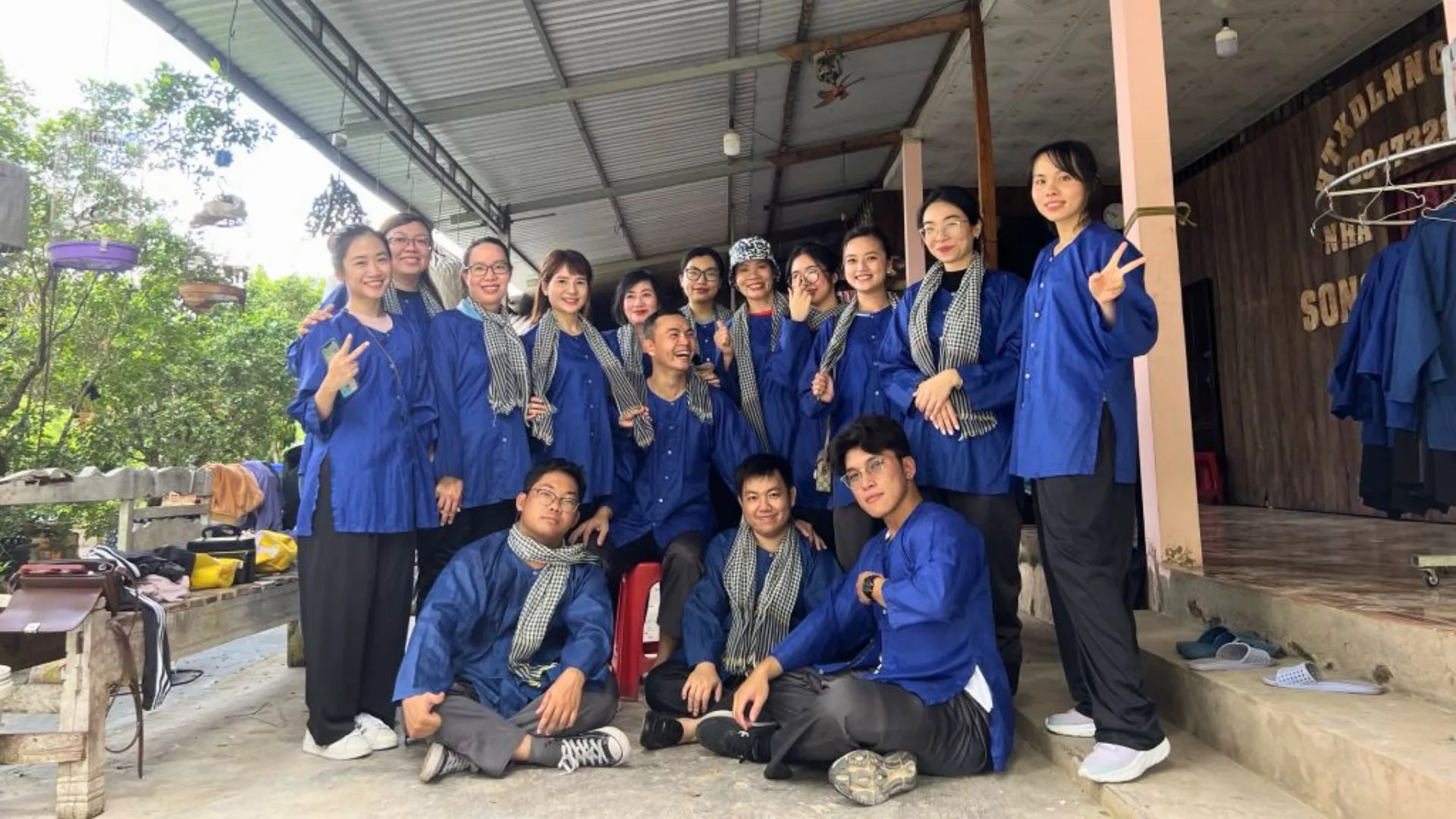 Đoàn khách check-in trong chuyến team building Cồn Sơn