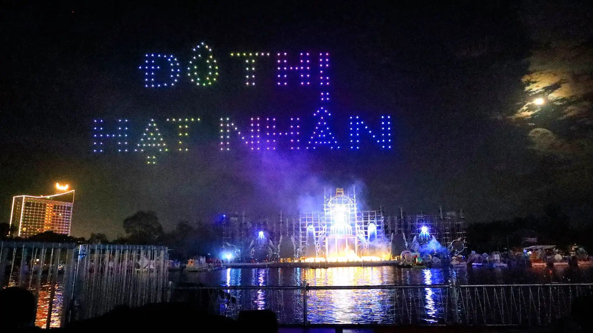 trình diễn drone bay lượn trên bầu trời Cần Thơ