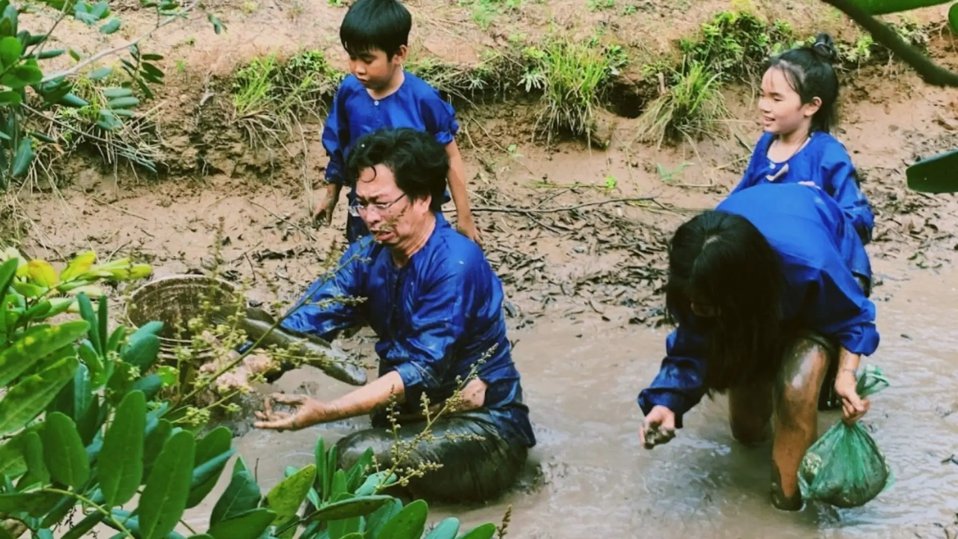 Khách tham gia lội mương bắt cá đồng