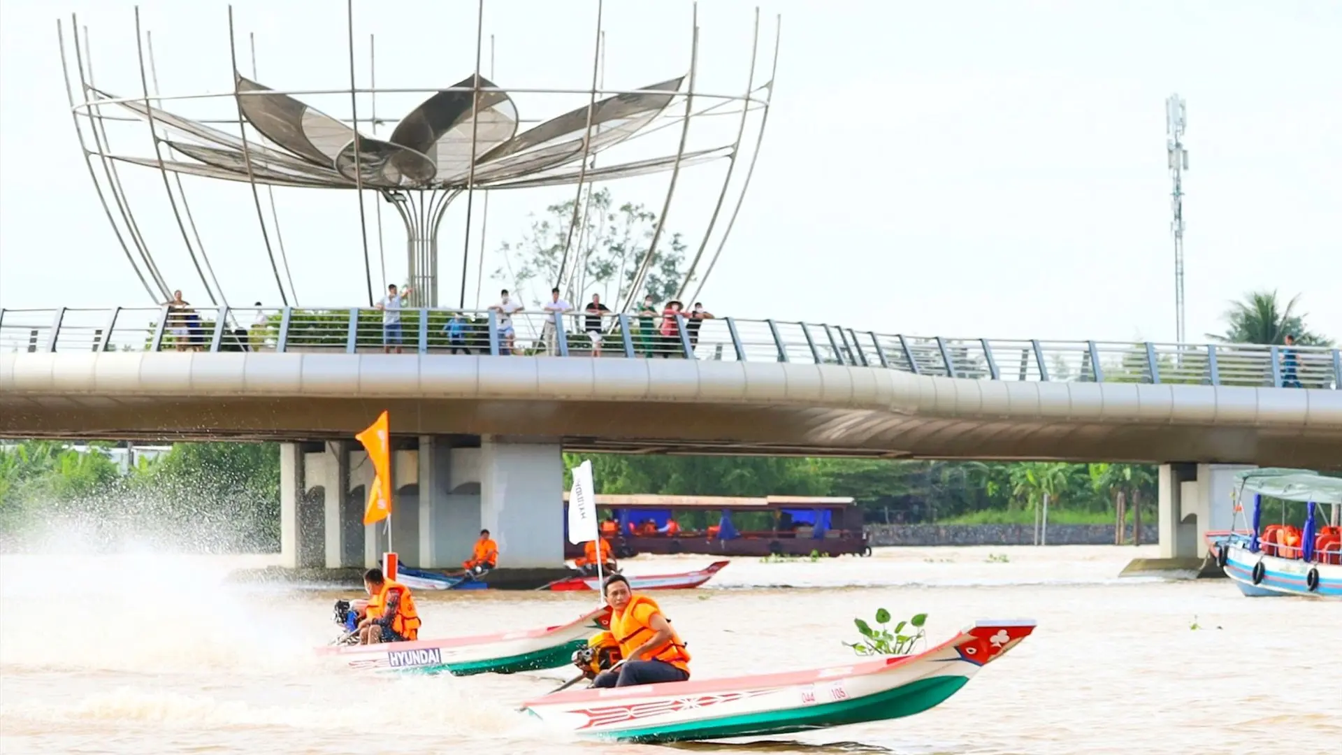 đua thuyền composite đậm chất miền tây