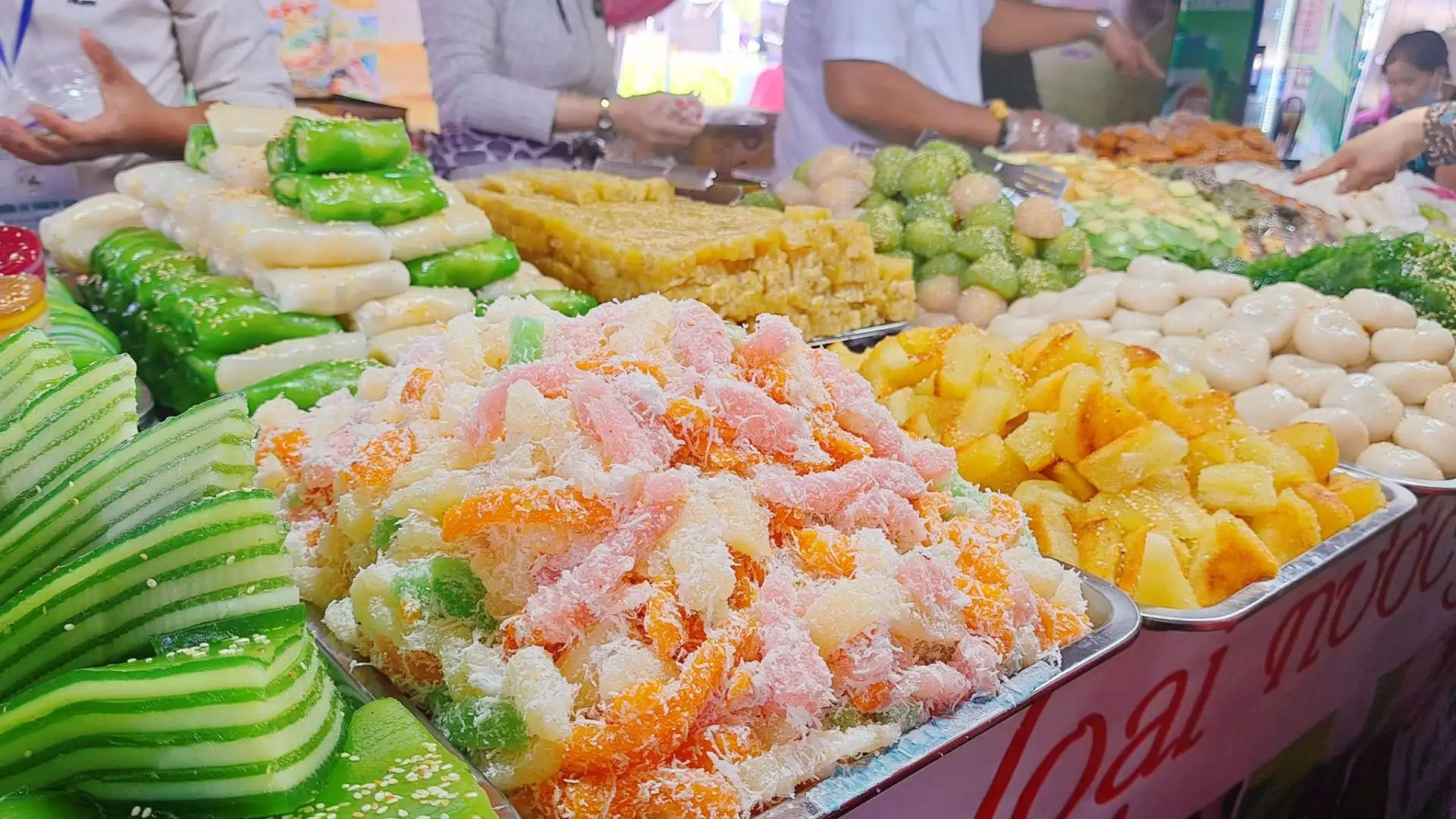 nhiều gian hàng bán các món ăn miền tây truyền thống trong lễ hội