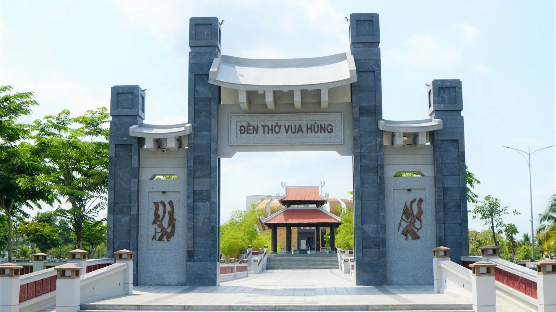 lối vào đền thờ vua hùng