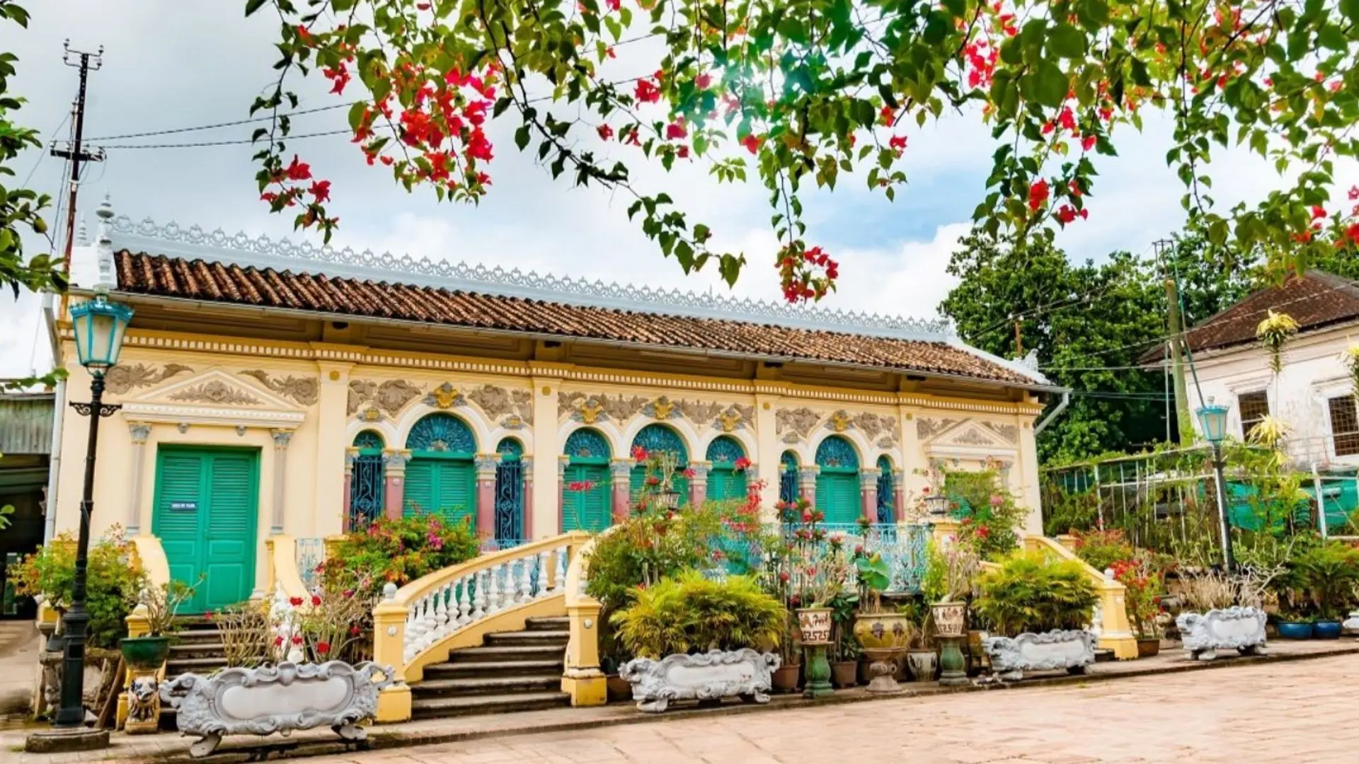 Mặt ngoài nhà cổ Bình Thủy
