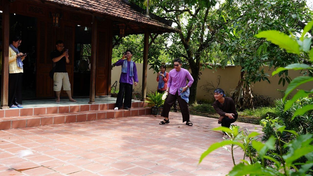 Sân vườn mát mẻ tại nhà xưa Cồn Sơn