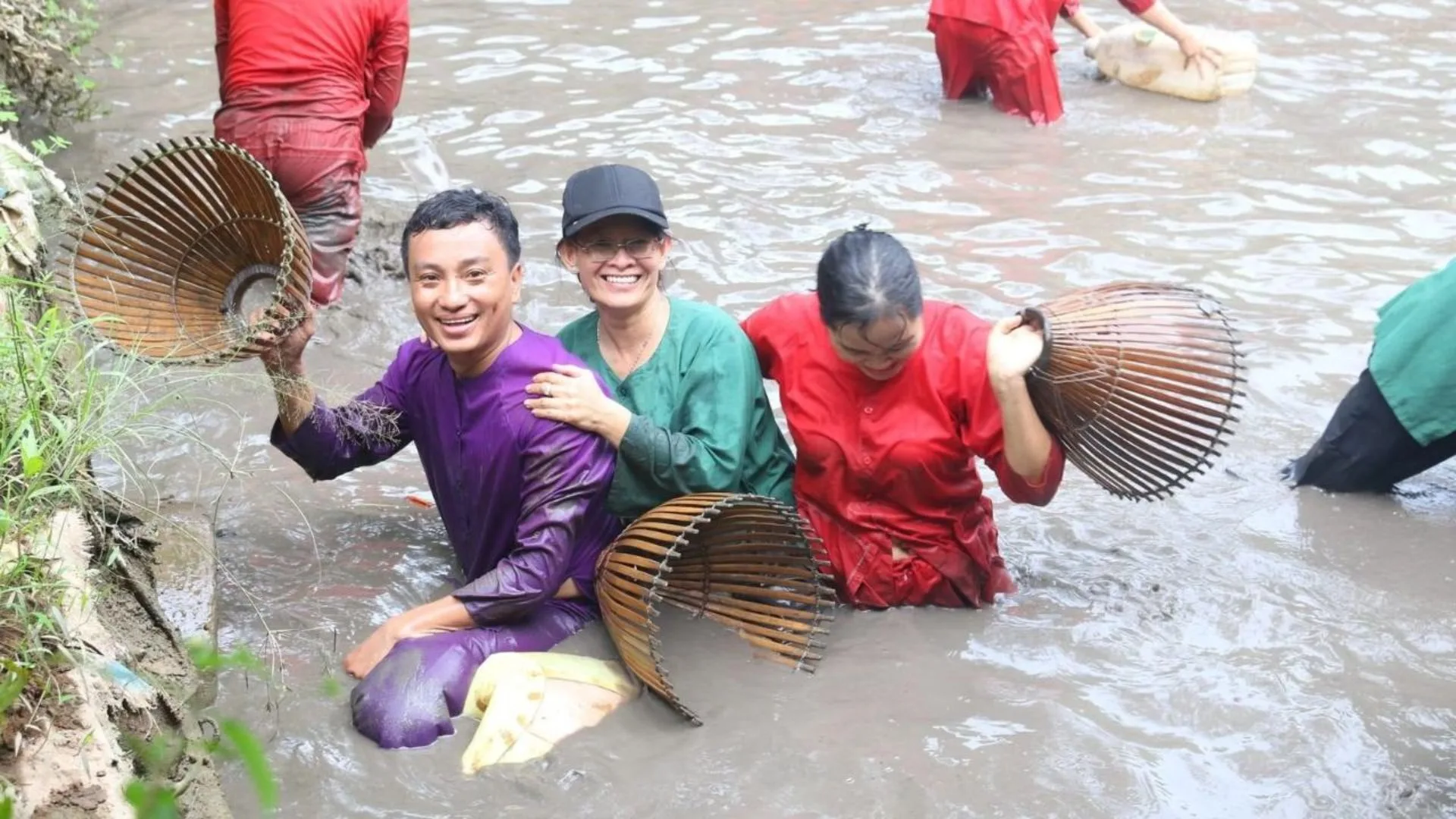 Du khách tát mương bắt cá khi team building Cồn Sơn