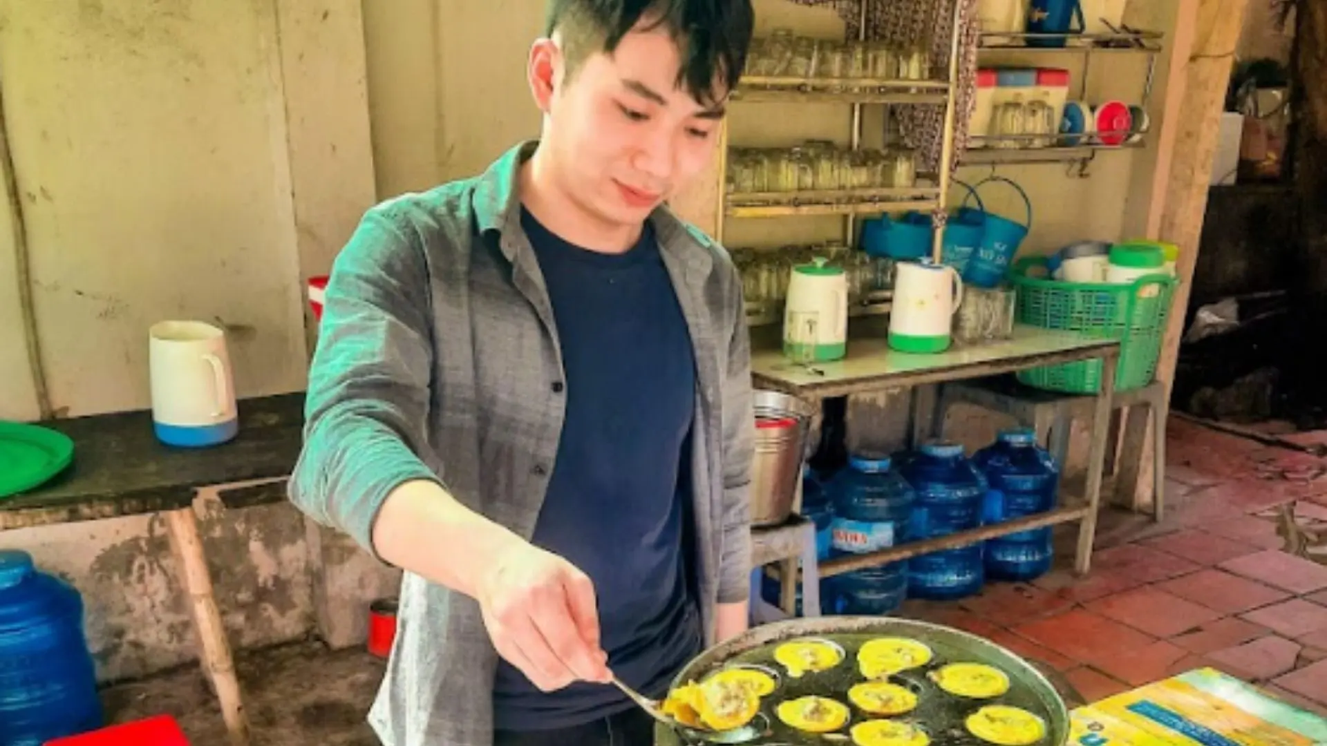 Trải nghiệm làm bánh khọt của khách du lịch