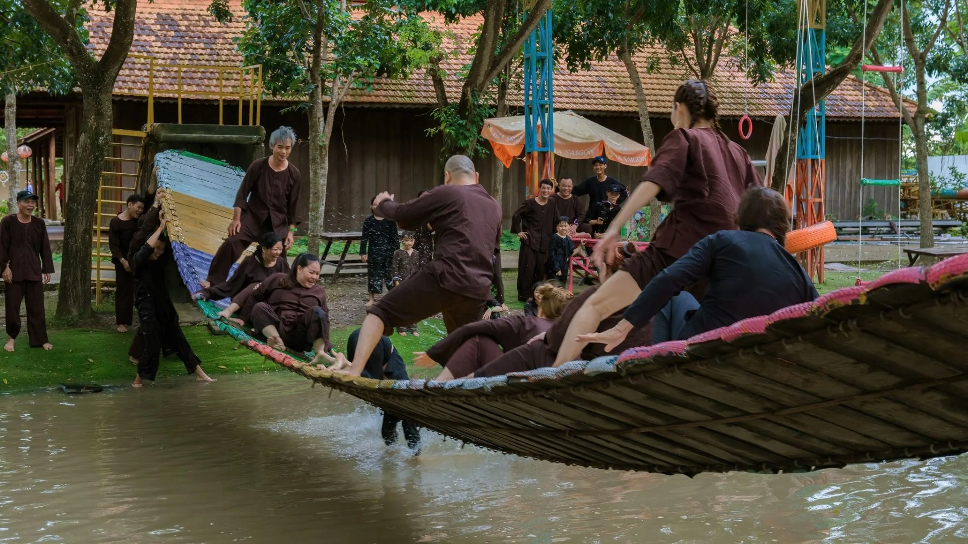 Đoàn khách tham gia trò chơi team building tại Cồn Sơn